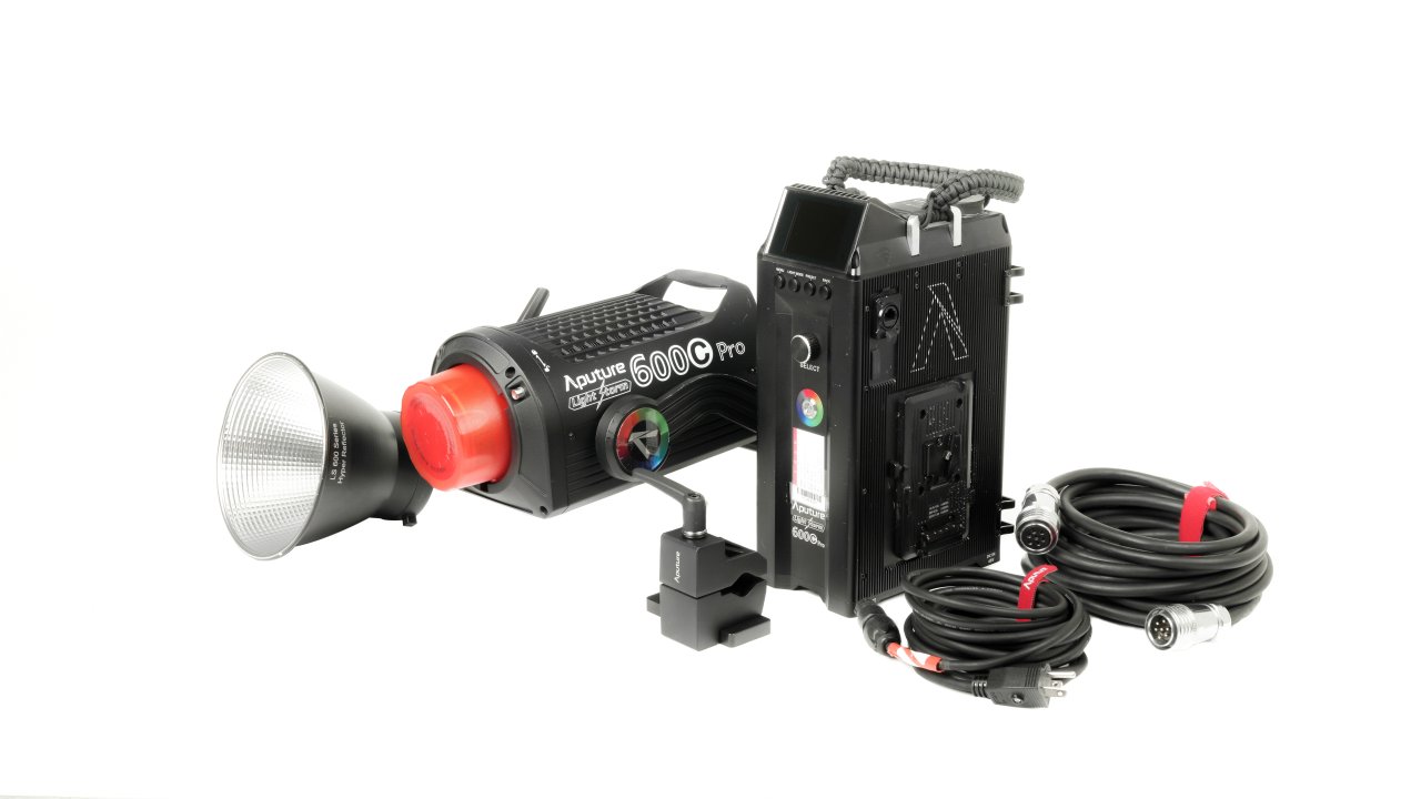 Aputure LS-600c Pro 全彩聚光燈